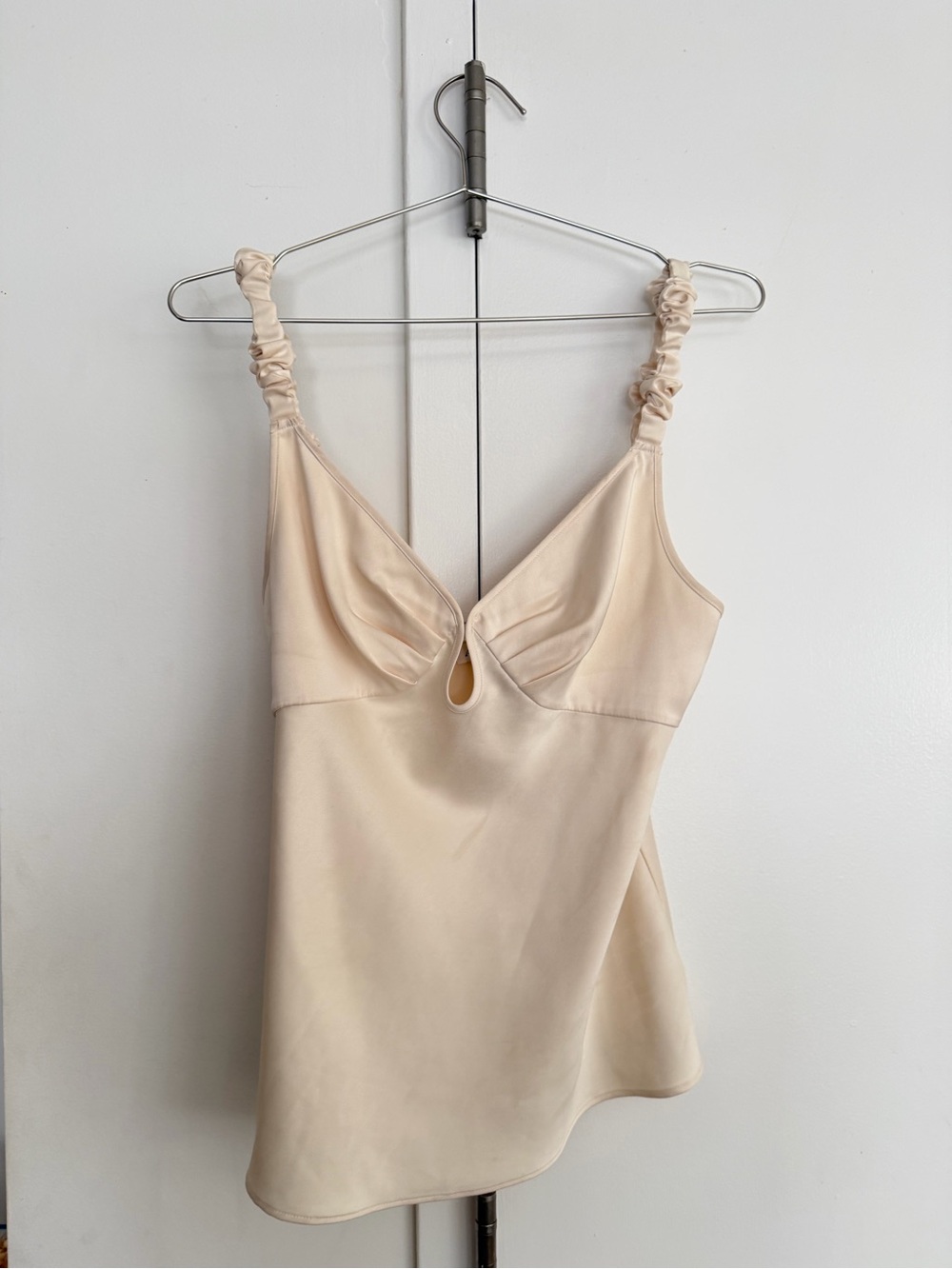 Adoore.se Cream Ruched-Strap Keyhole Cami